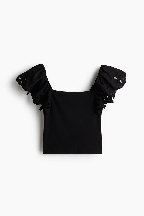 Blusa acanalada con detalle en bordado inglés