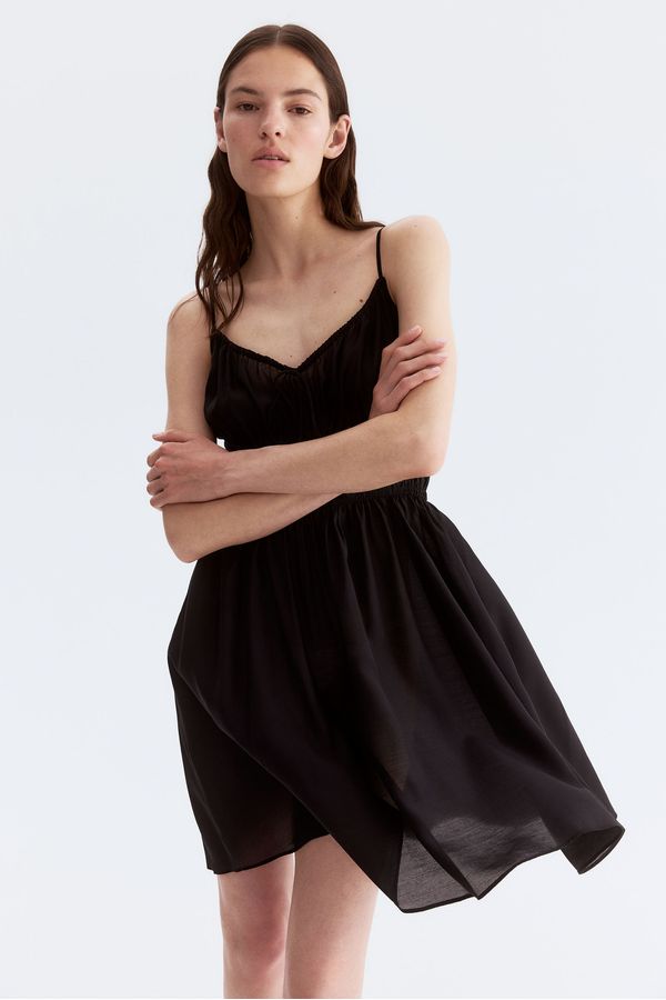 Vestido de tirantes con cintura nido de abeja