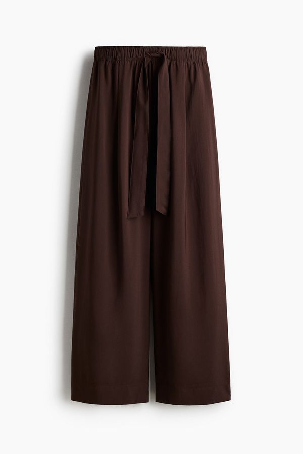 Pantalón amplio con cinturón de anudar