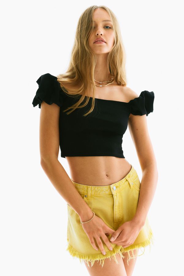 Blusa off-the-shoulder con mangas globo