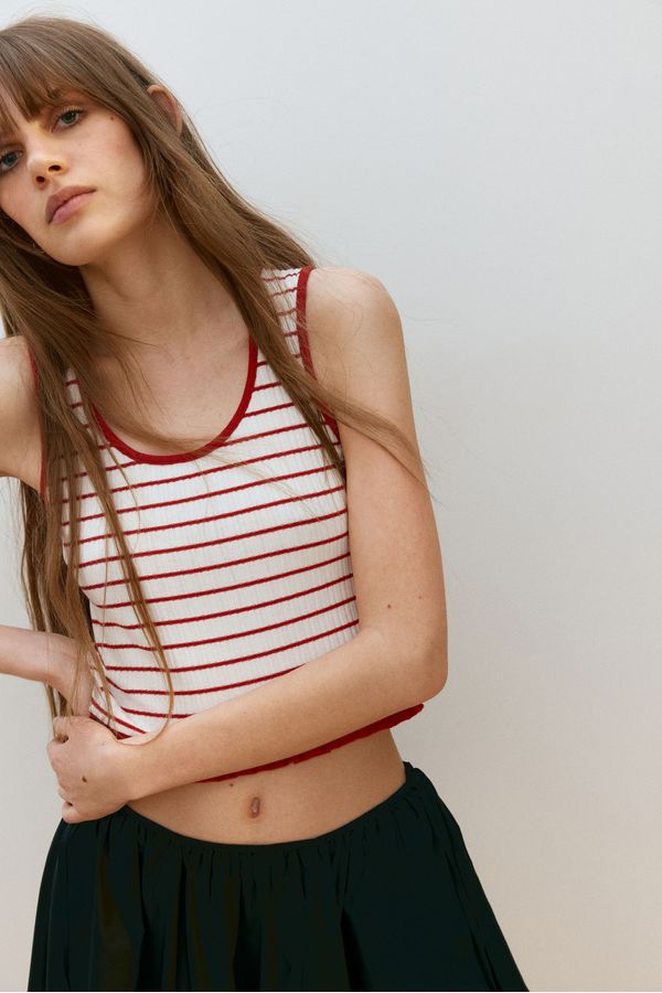 Blusa manga sisa con ribete de volante en el bajo
