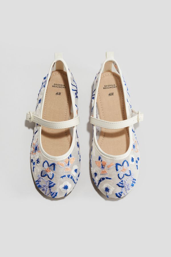 Baletas de malla con detalles bordados