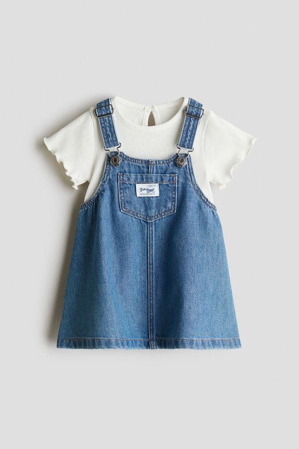 Conjunto de jardinera y camiseta