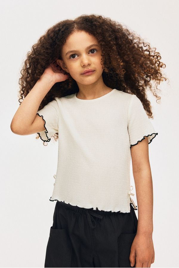 Camiseta con moños decorativos
