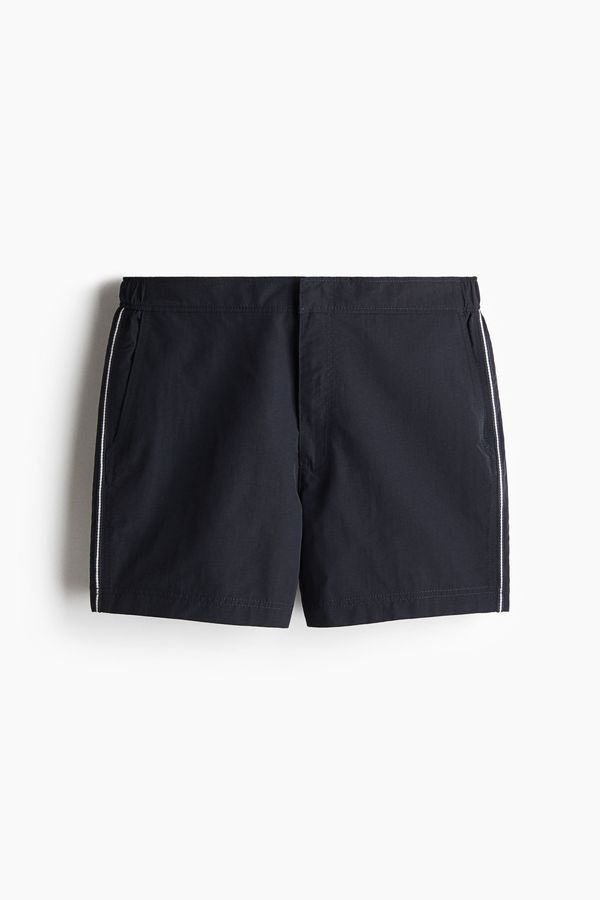Pantaloneta de baño con ribetes de cinta