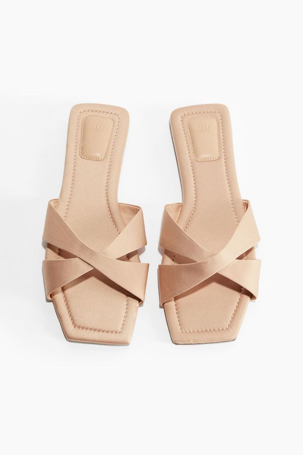 Sandalias con tiras cruzadas