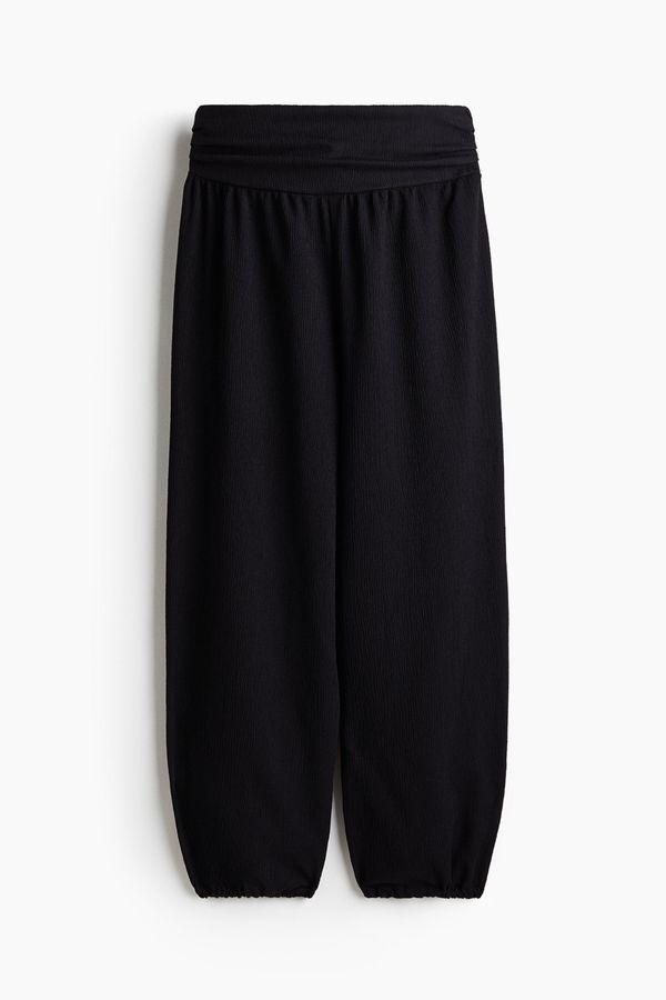 Pantalón efecto arrugado con piernas estilo globo