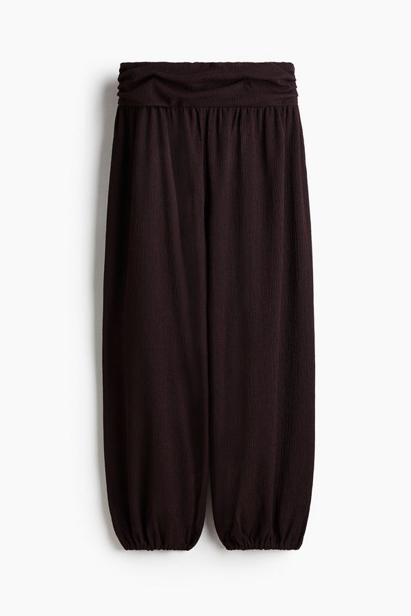 Pantalón efecto arrugado con piernas estilo globo