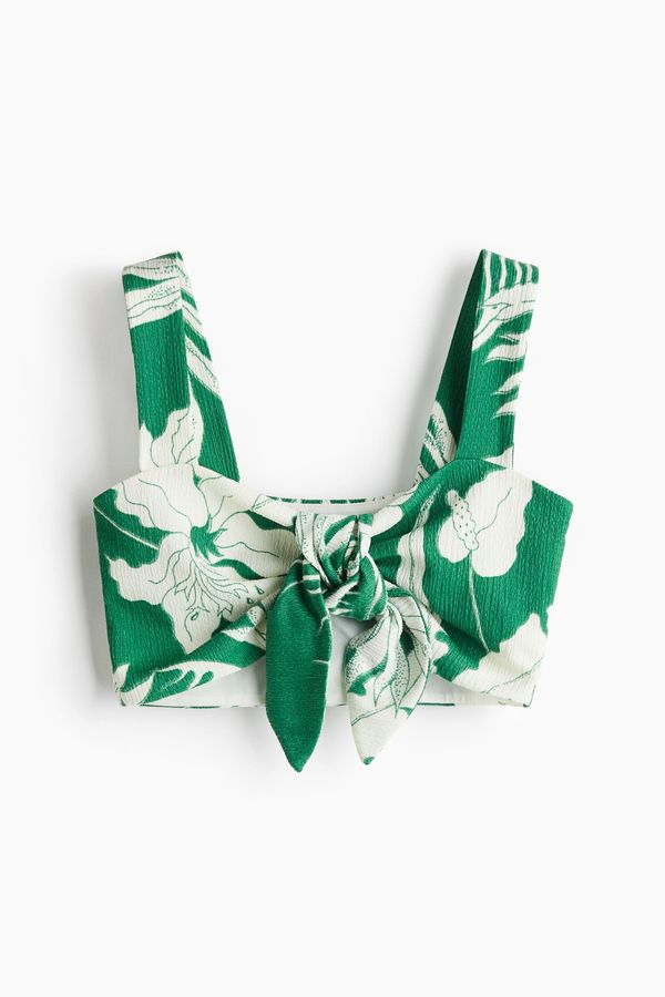 Top cropped con nudo decorativo