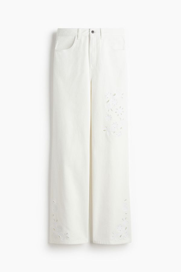 Pantalón con bordado inglés