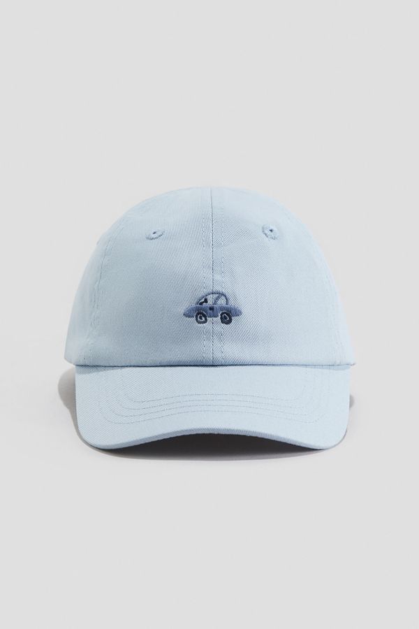Gorra en sarga con motivo decorativo