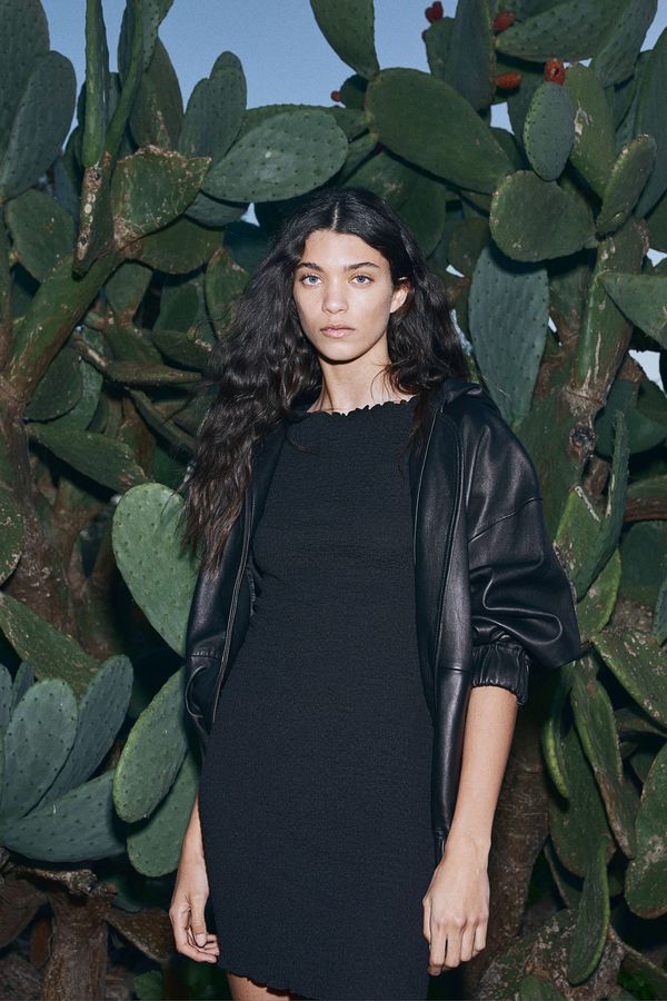 Vestido efecto arrugado con detalles fileteados
