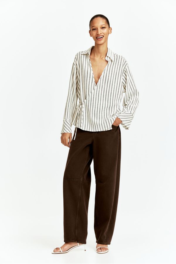 Camisa cruzada con tiras de anudar