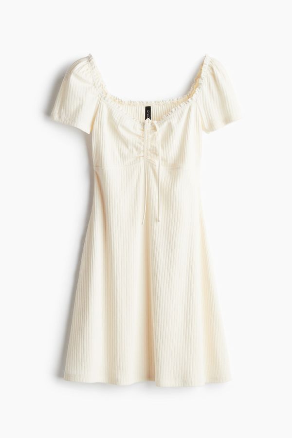Vestido acampanado con ribetes de encaje
