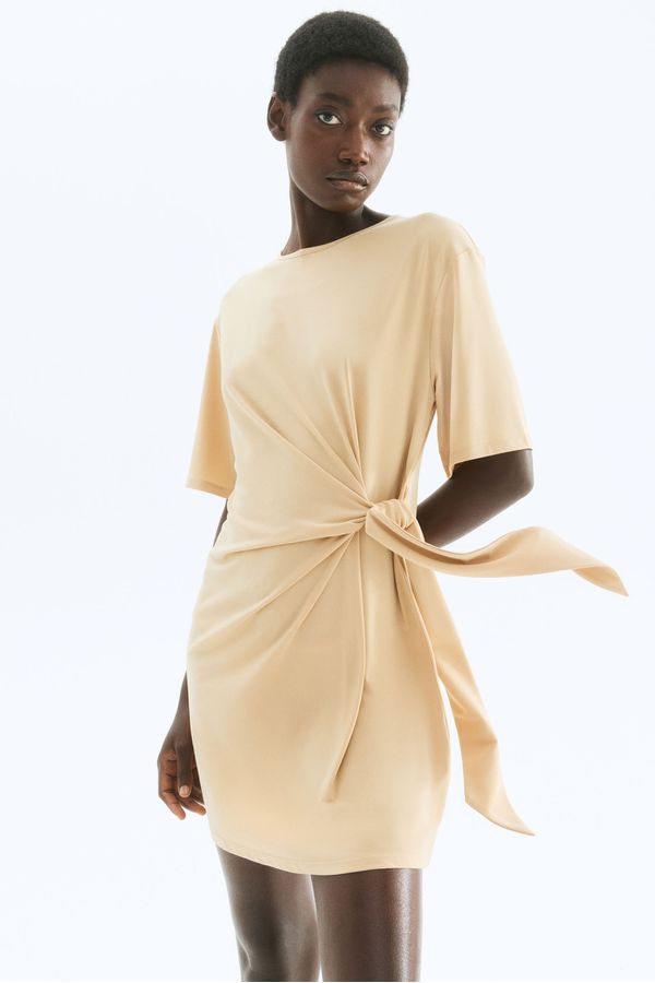Vestido con detalle de nudo