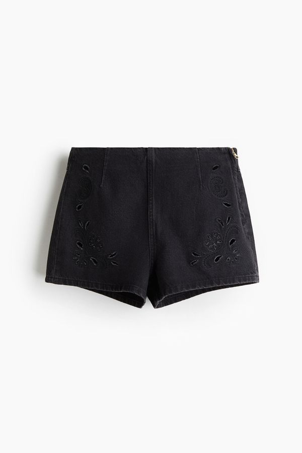 Shorts en denim con bordado inglés