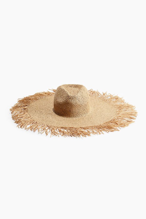 Sombrero de paja desflecado