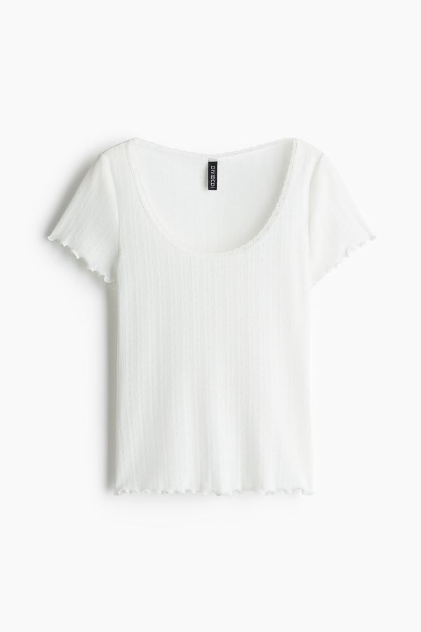 Camiseta en pointelle con ribete de encaje