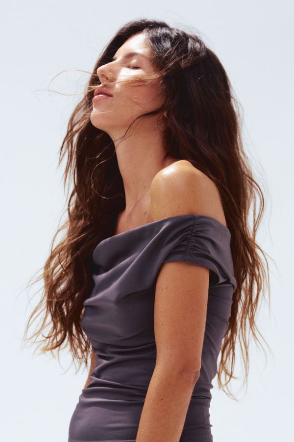 Blusa off-the-shoulder drapeada