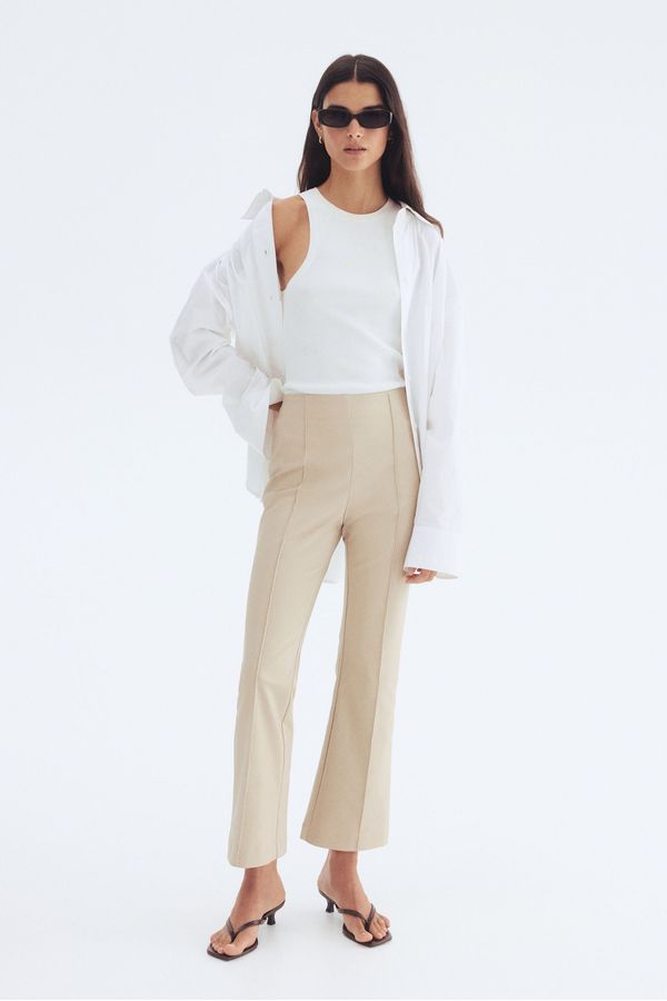 Pantalón acampanado con línea de quiebre