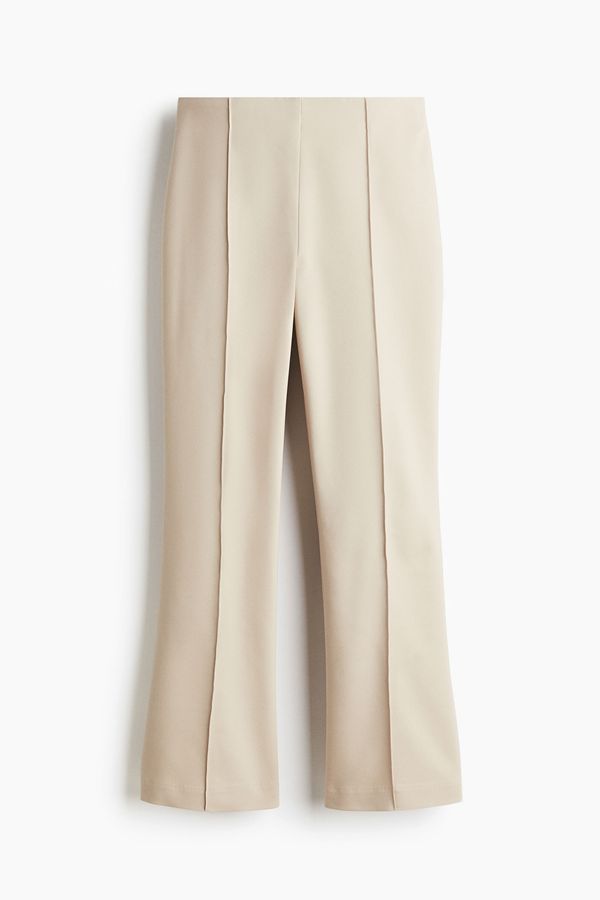 Pantalón acampanado con línea de quiebre