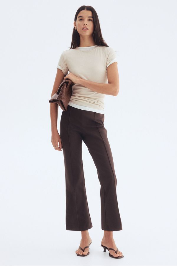 Pantalón acampanado con línea de quiebre