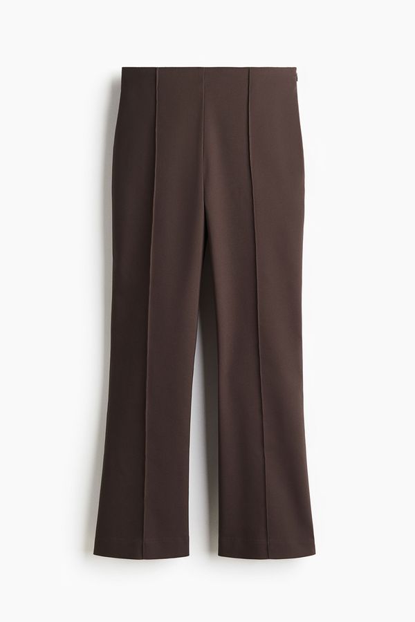Pantalón acampanado con línea de quiebre