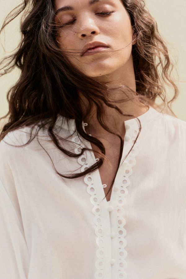 Blusa con ribetes de encaje