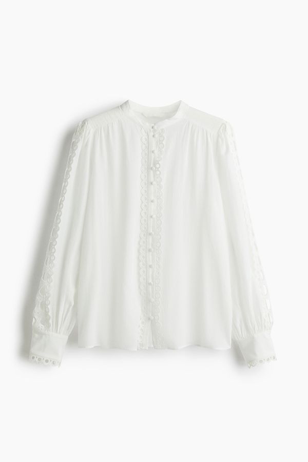 Blusa con ribetes de encaje