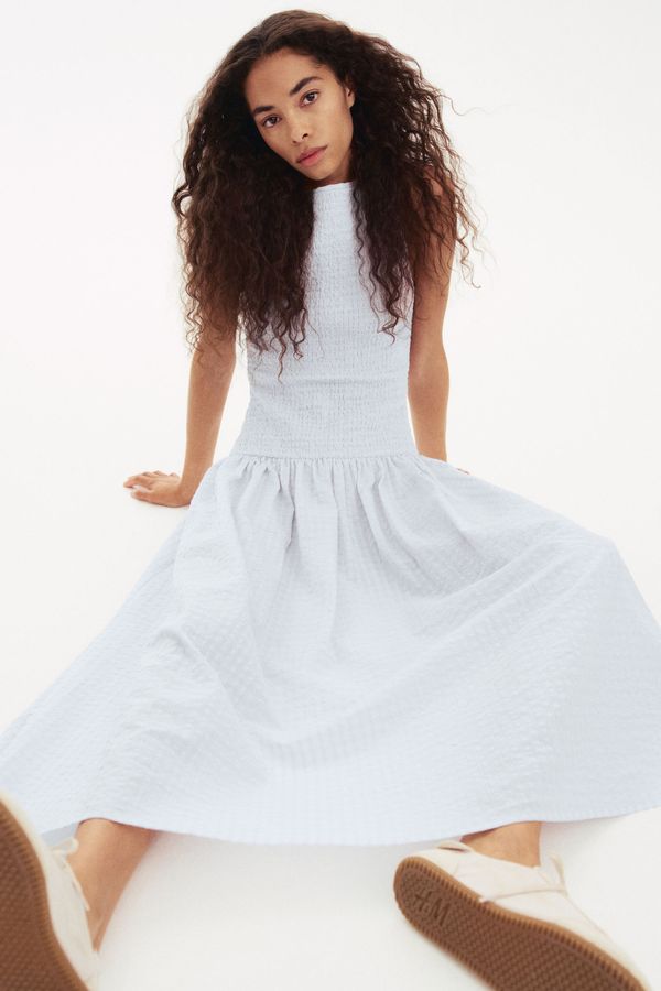 Vestido en sirsaca con enresortado