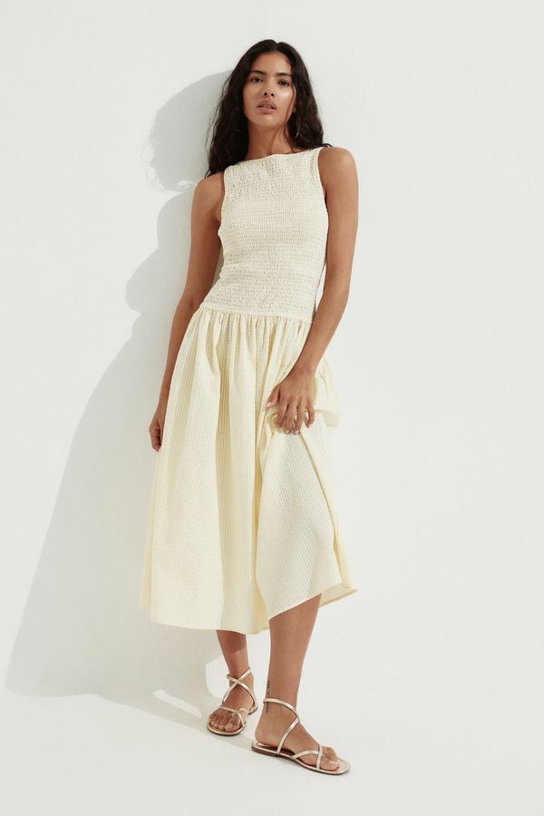 Vestido en sirsaca con enresortado