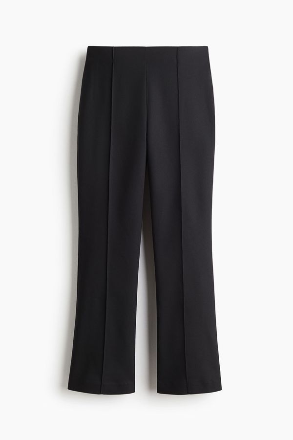 Pantalón acampanado con línea de quiebre