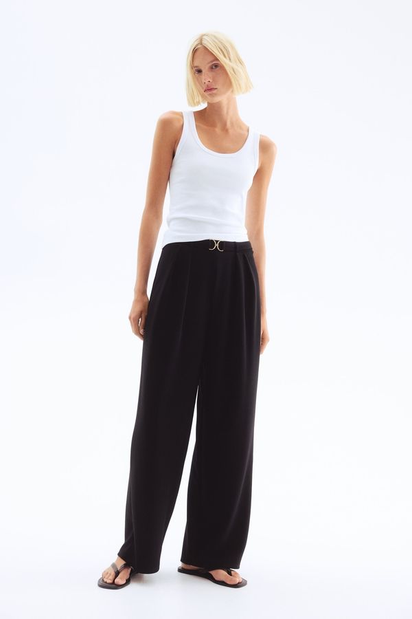 Pantalón clásico con hebilla decorativa