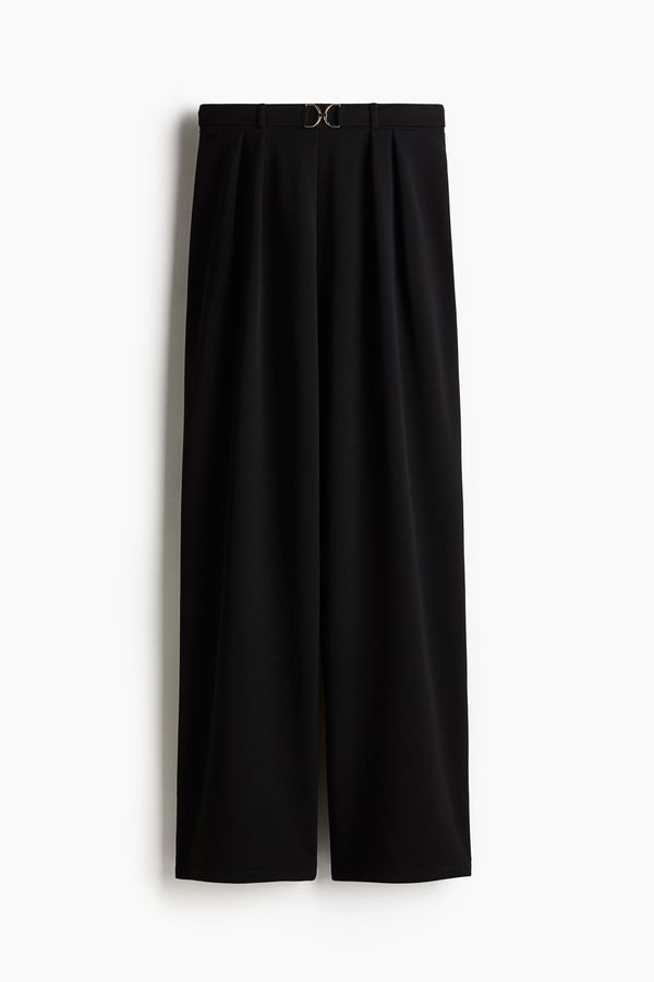 Pantalón clásico con hebilla decorativa