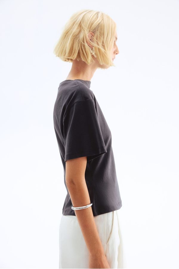 Boat-neck cotton top
