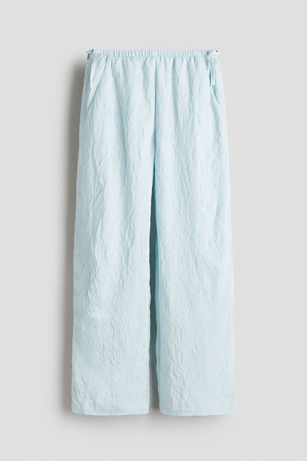 Pantalón con tiras de anudar