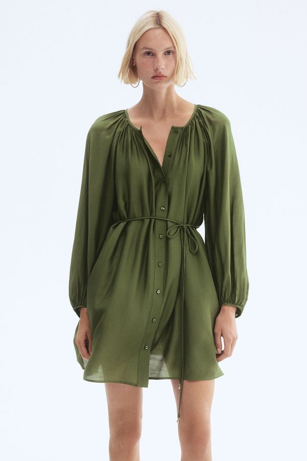 Vestido oversize con cinturón de anudar