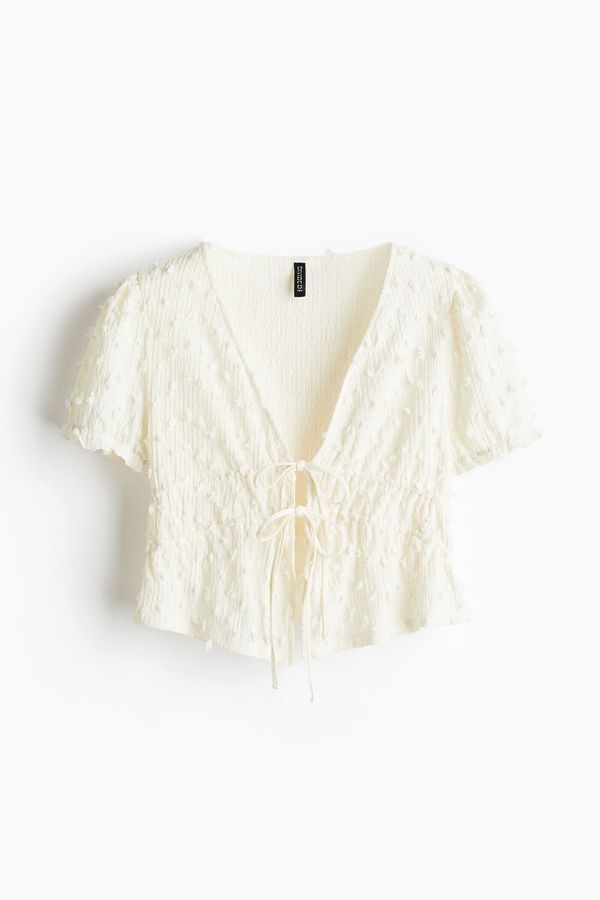 Blusa en plumeti con cierre de tiras de anudar