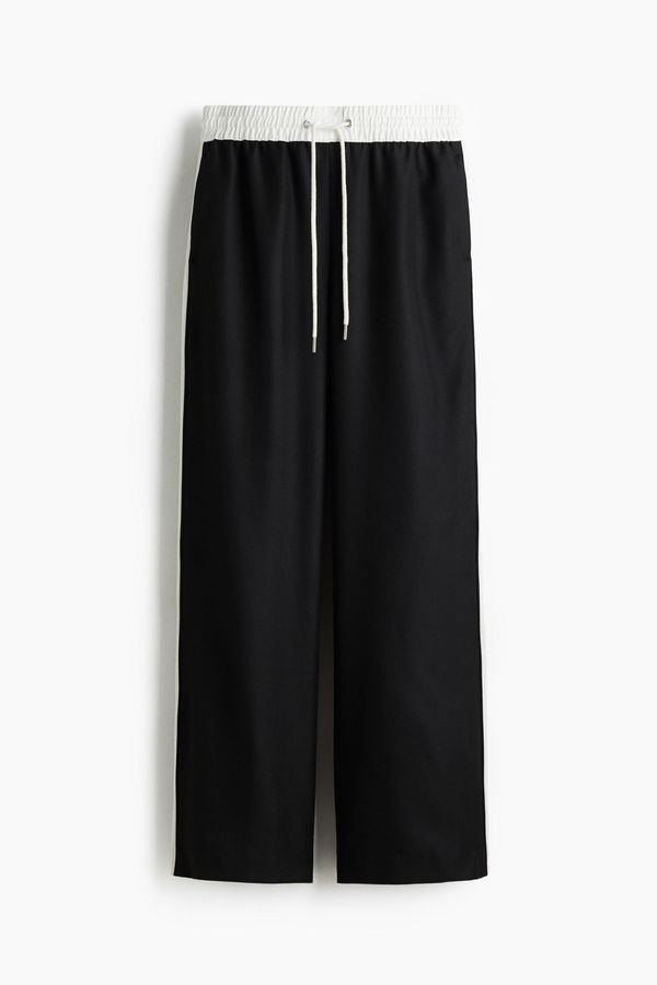 Pantalón amplio con cordón de ajuste