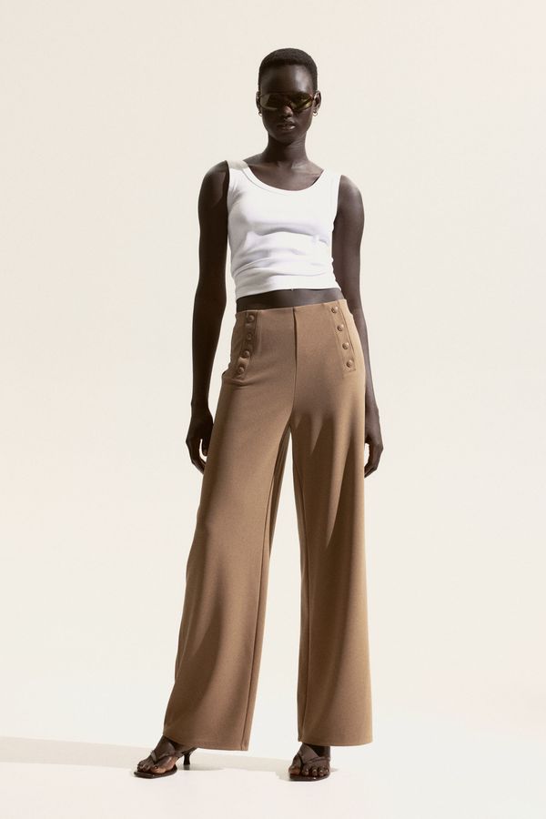 Pantalón con botonadura frontal