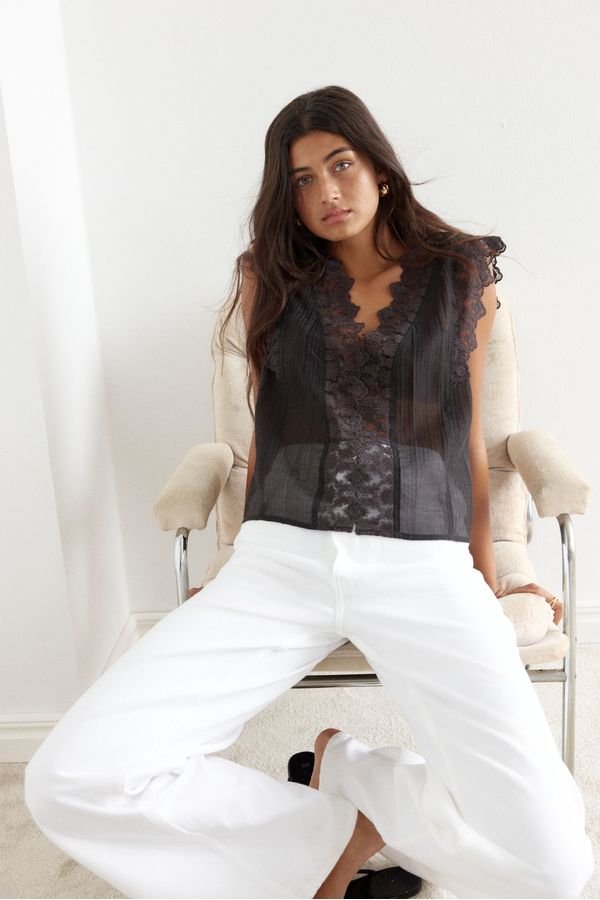 Blusa con ribetes de encaje