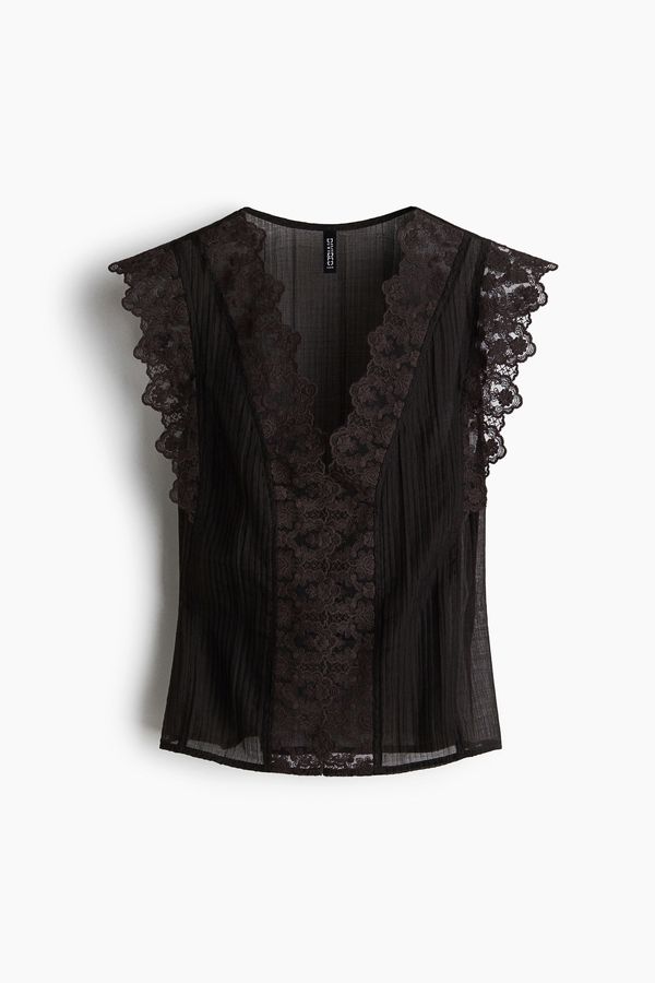 Blusa con ribetes de encaje