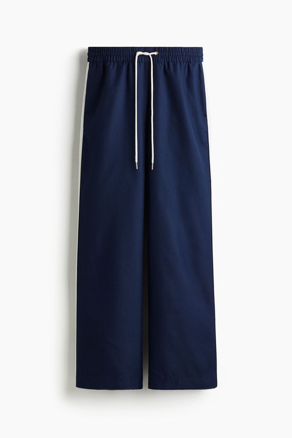 Pantalón amplio con cordón de ajuste