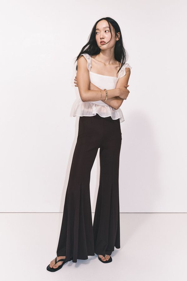 Pantalón acampanado