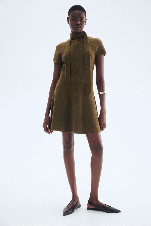 Vestido en tejido con bufanda