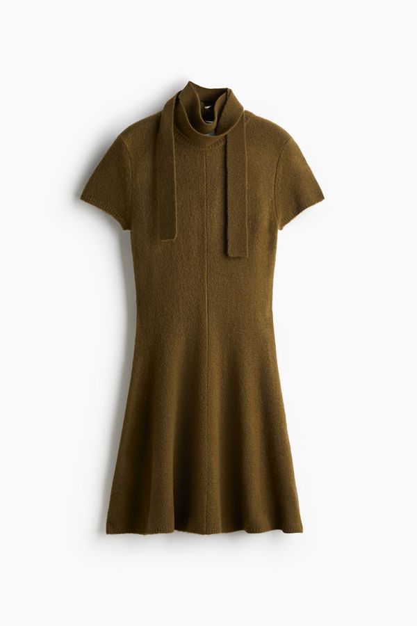 Vestido en tejido con bufanda